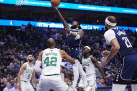 Kyrie Irving (c) drives to the basket as the Mavericks pegged back Boston in the NBA Finals. (AP PHOTO)